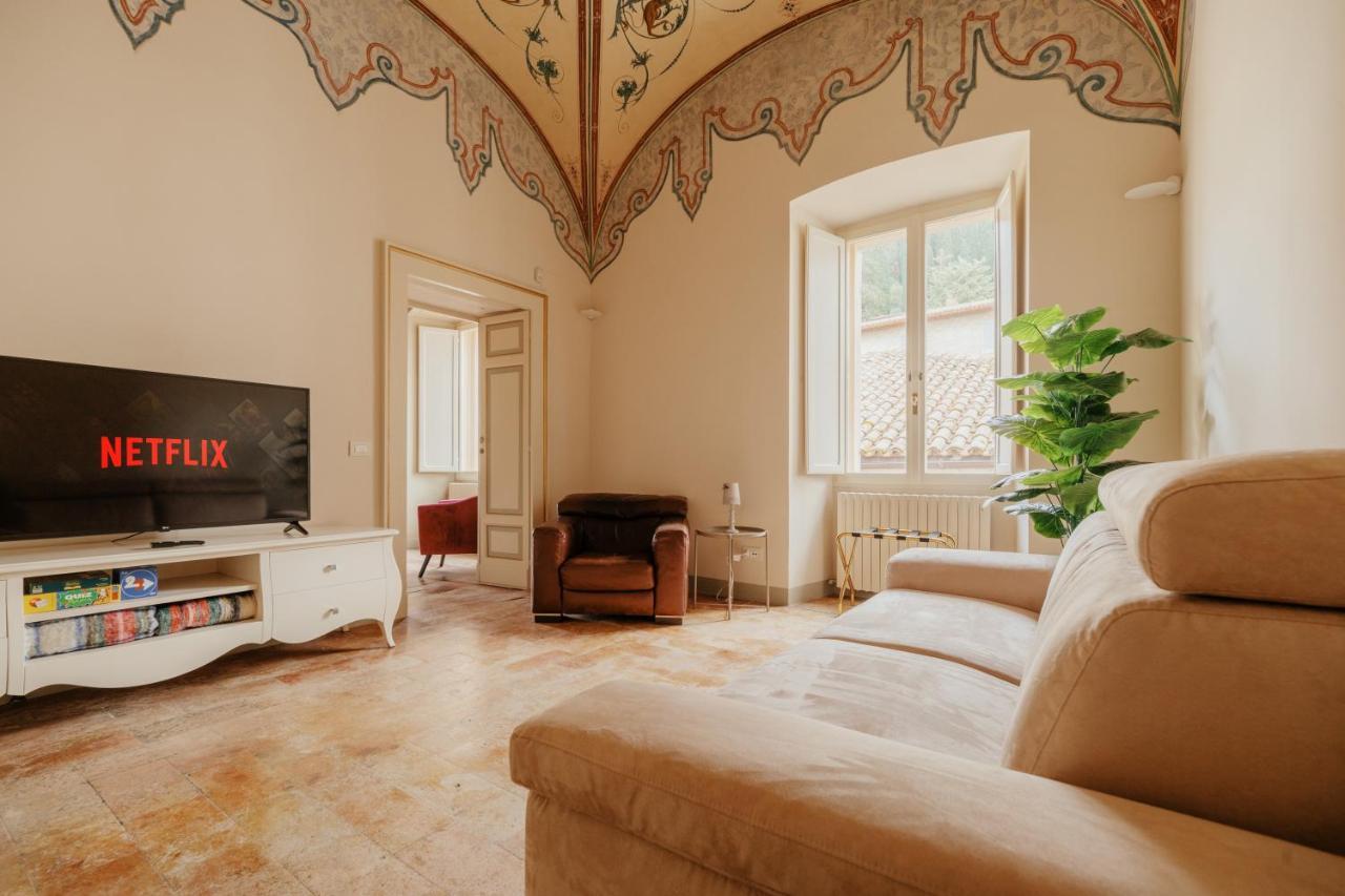 Sotto Gli Affreschi Del 1800 Con Colazione Inclusa Apartamento